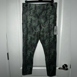 ZYIA Camo Marsh Key Largo Pocket Light n Tight 7/8 24” 12 High Rise Leggings